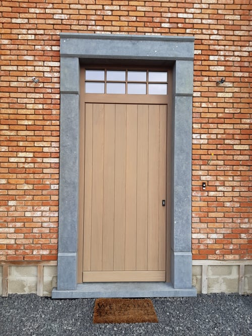Afrormosia houten buitendeur geplaatst door schrijnwerker Bongaerts D. in Neeroeteren