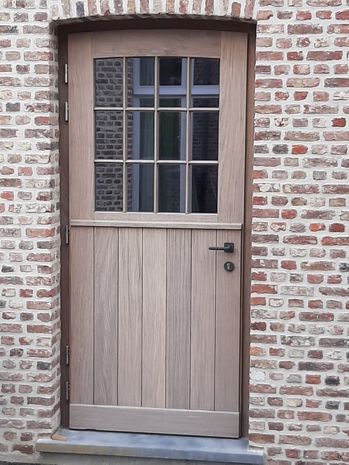 Afrormosia houten buitendeur geplaatst door schrijnwerker Bongaerts D. in Genk
