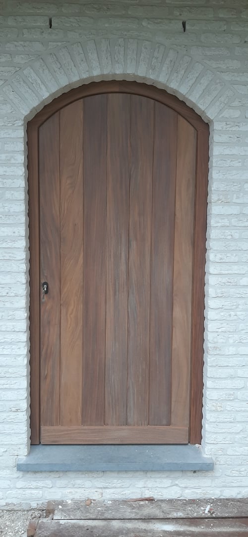 Afrormosia houten buitendeur geplaatst door schrijnwerker Bongaerts D. in Heusden-Zolder