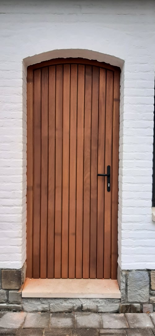 Iroko houten buitendeur geplaatst door schrijnwerker Bongaerts D. in Genk