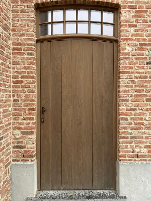 Afrormosia houten buitendeur geplaatst door schrijnwerker Bongaerts D. in Genk