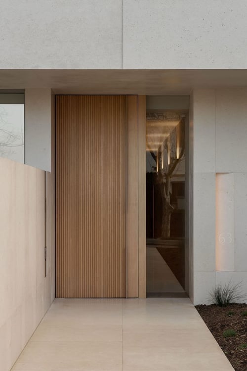 Afrormosia houten buitendeur geplaatst door schrijnwerker Bongaerts D. in Haacht