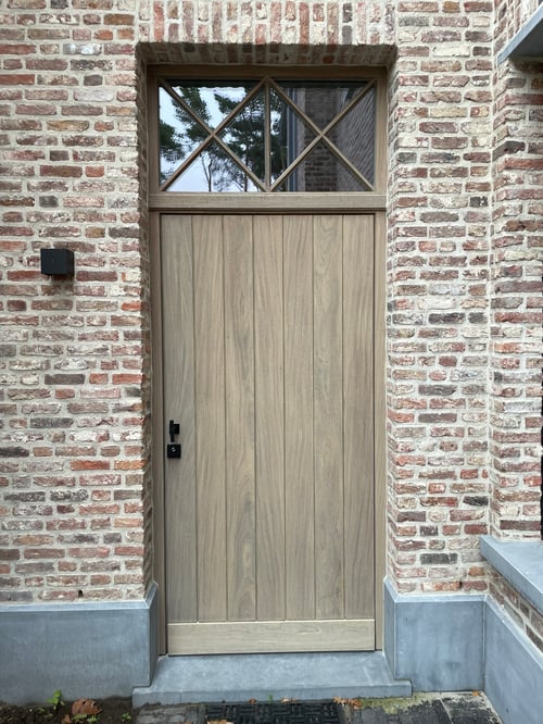 Afrormosia houten buitendeur geplaatst door schrijnwerker Bongaerts D. in Schoten
