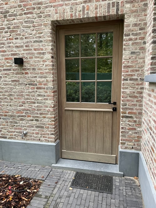 Afrormosia houten buitendeur geplaatst door schrijnwerker Bongaerts D. in Schoten