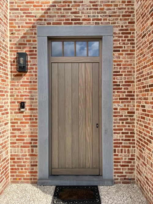 Afrormosia houten buitendeur geplaatst door schrijnwerker Bongaerts D. in Kapelle