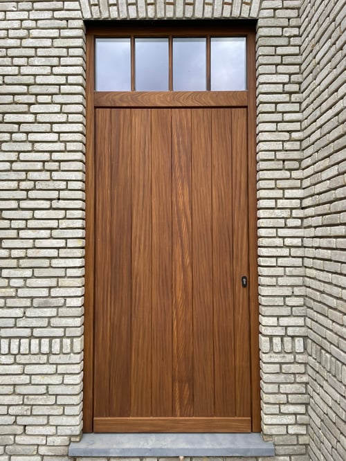 Afrormosia houten buitendeur geplaatst door schrijnwerker Bongaerts D. in Oudsbergen