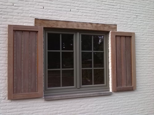 Padouk houten luiken geplaatst door schrijnwerker Bongaerts D. in Heusden-Zolder