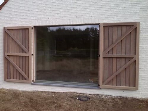 Padouk houten luiken geplaatst door schrijnwerker Bongaerts D. in Heusden-Zolder