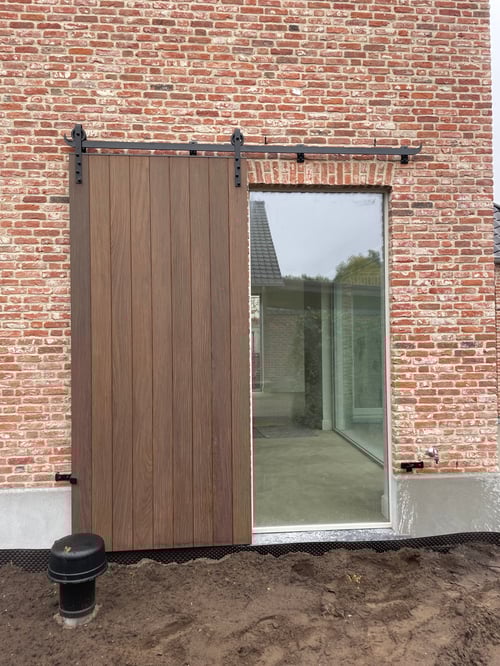 Afrormosia houten luiken geplaatst door schrijnwerker Bongaerts D. in Genk