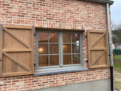 Afrormosia houten luiken geplaatst door schrijnwerker Bongaerts D. in Peer