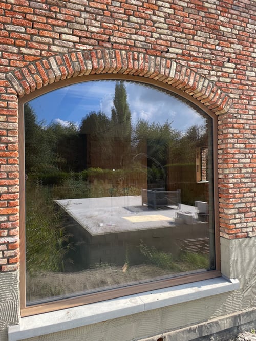 Afrormosia houten raam geplaatst door schrijnwerker Bongaerts D. in Peer