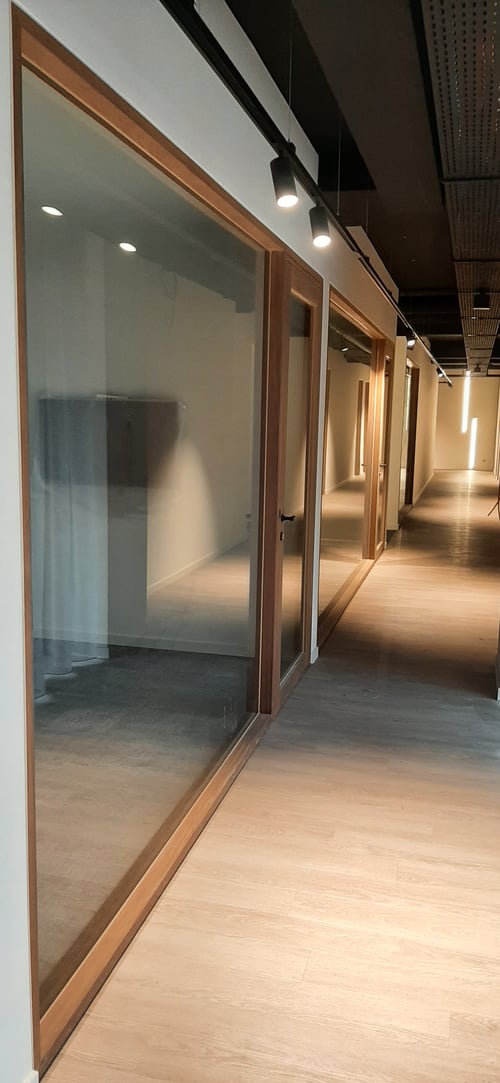 Iroko houten ramen geplaatst door schrijnwerker Bongaerts D. in Bree