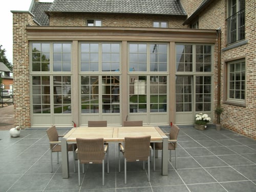 Afrormosia houten ramen geplaatst door schrijnwerker Bongaerts D. in Bree