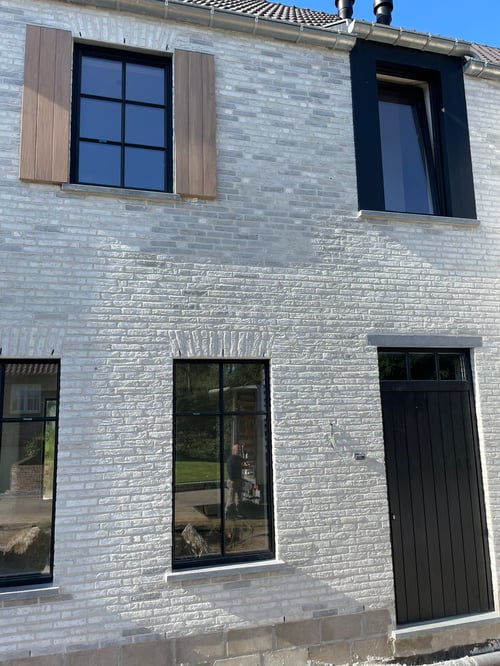 Afrormosia beklede pvc-ramen geplaatst door schrijnwerker Bongaerts D. in Eigenbilzen