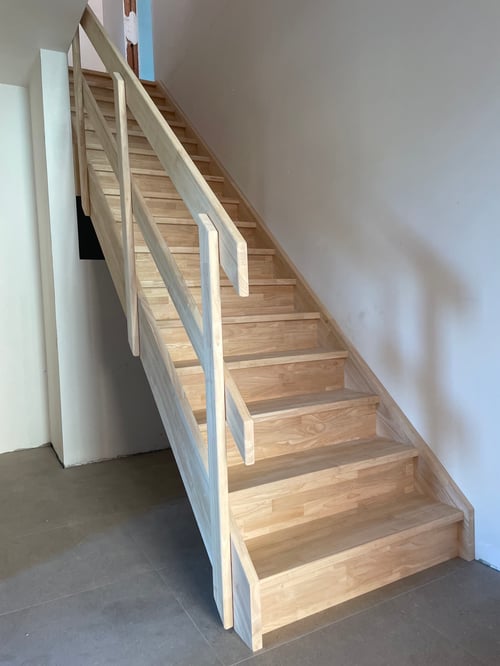 Rubberwood houten trap geplaatst door schrijnwerker Bongaerts D. in Helchteren