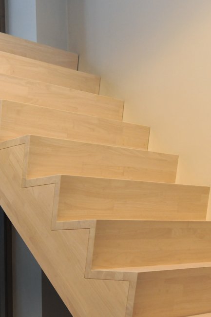 Rubberwood houten trap geplaatst door schrijnwerker Bongaerts D. in Maaseik