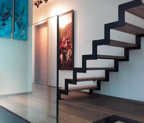 Trap in metaal met eiken treden geplaatst door schrijnwerker Bongaerts D. in Lommel