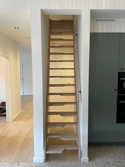 Rubberwood houten zwanentrap (molenaarstrap) geplaatst door schrijnwerker Bongaerts D. in Houthalen