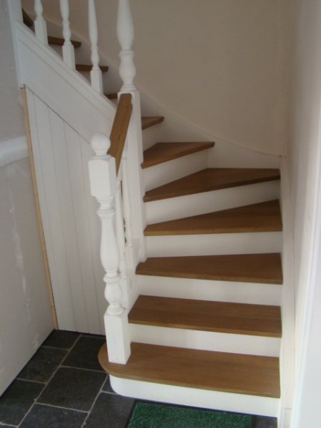 Houten trap in eik en MDF geplaatst door schrijnwerker Bongaerts D. in Aarschot