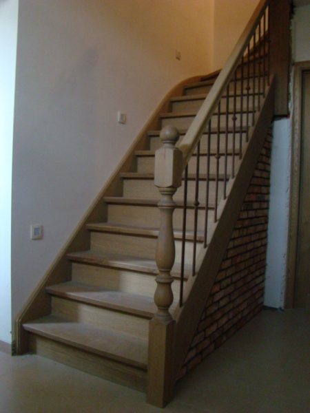 Eiken houten trap geplaatst door schrijnwerker Bongaerts D. in Tienen