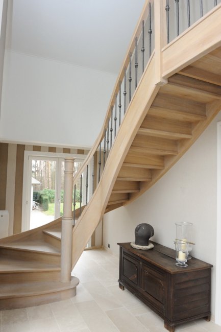 Eiken houten trap geplaatst door schrijnwerker Bongaerts D. in Genk