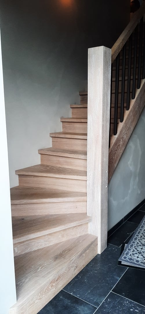 Eiken trapbekleding geplaatst door schrijnwerker Bongaerts D. in Kuringen