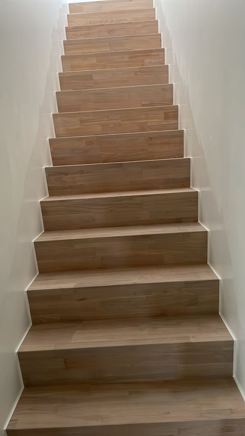 Trapbekleding in Rubberwood geplaatst door schrijnwerker Bongaerts D. in Oudsbergen