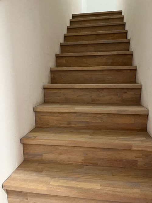 Trapbekleding in Rubberwood geplaatst door schrijnwerker Bongaerts D. in Bree