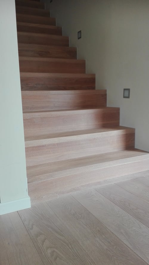 Eiken trapbekleding geplaatst door schrijnwerker Bongaerts D. in Ham