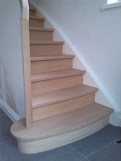 Eiken trapbekleding geplaatst door schrijnwerker Bongaerts D. in Kuringen