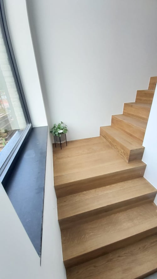 Eiken trapbekleding geplaatst door schrijnwerker Bongaerts D. in Ham