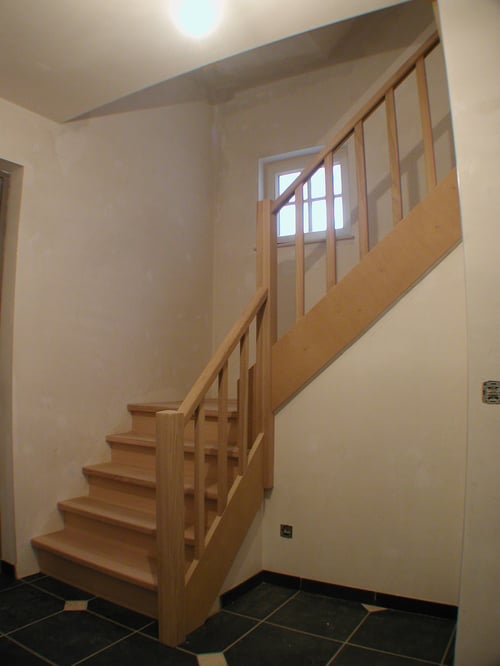 Trapbekleding in eik met MDF geplaatst door schrijnwerker Bongaerts D. in Linde Peer