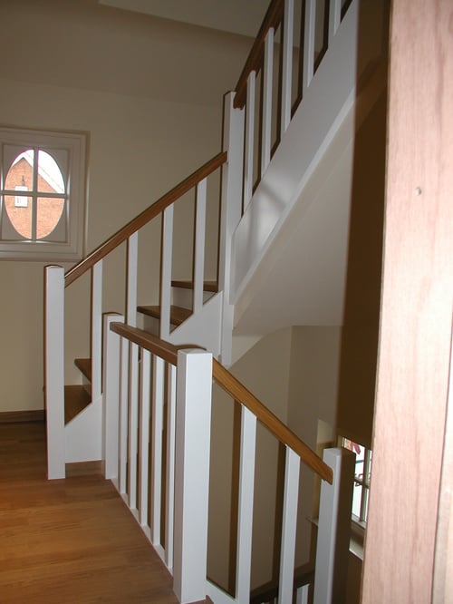 Trapbekleding in eik met MDF geplaatst door schrijnwerker Bongaerts D. in Linde Peer