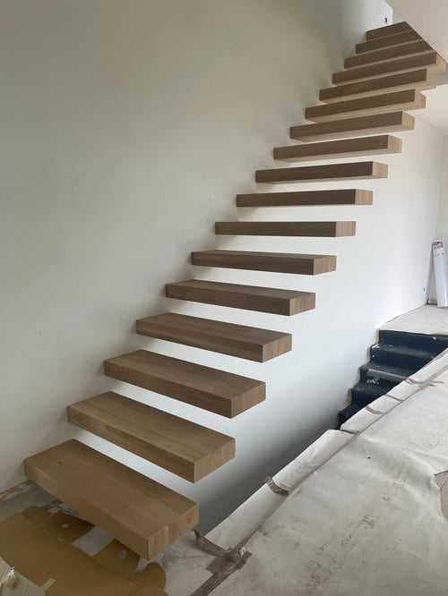 Zwevende trap in eik geplaatst door schrijnwerker Bongaerts D. in Hamont