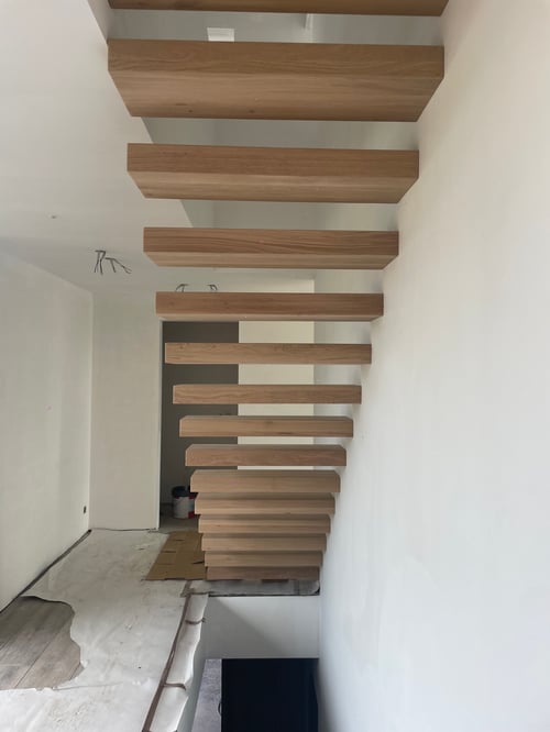 Eiken zwevende trap geplaatst door schrijnwerker Bongaerts D. in Hamont