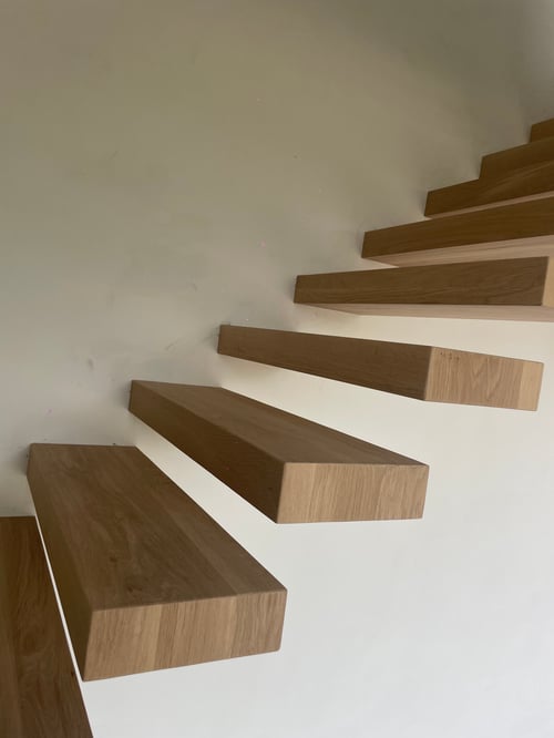 Eiken zwevende trap geplaatst door schrijnwerker Bongaerts D. in Geel