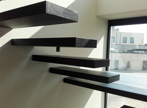 Eiken zwevende trap geplaatst door schrijnwerker Bongaerts D. in Riemst