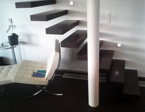 Eiken zwevende trap geplaatst door schrijnwerker Bongaerts D. in Riemst