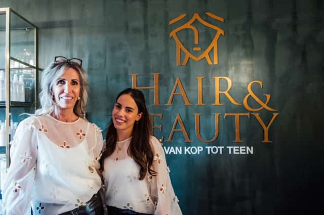 Een foto van Anthe en Els in de salon