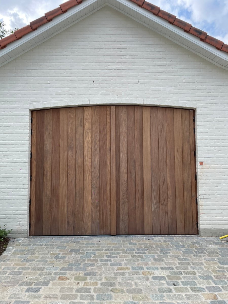 openslaande houten garagepoort gemaakt door Bongaerts D.