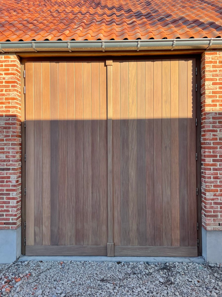 houten openslaande garagepoort gemaakt door Bongaerts D.