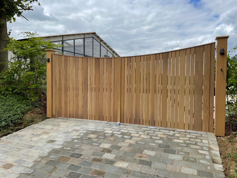 geautomatiseerde houten draaipoort gemaakt door Bongaerts D.