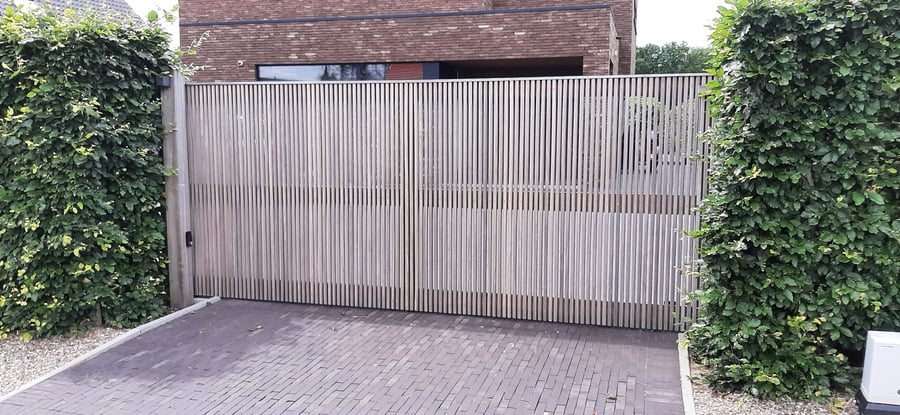 Houten schuifpoort gemaakt door Bongaerts D.