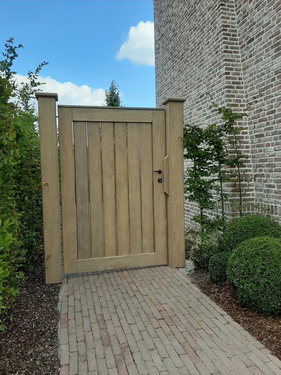 zijdelingse houten tuinpoort gemaakt door Bongaerts D.