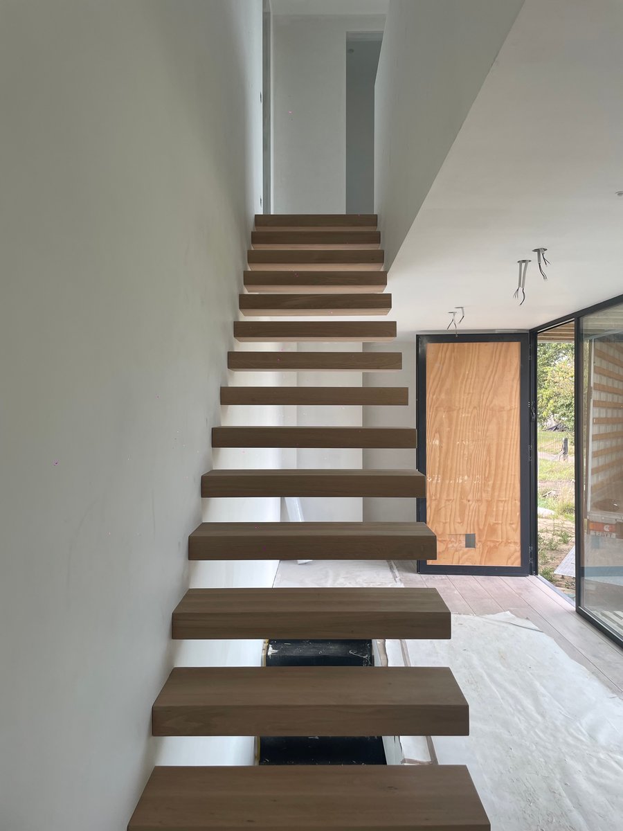 houten zwevende trap gemaakt door Bongaerts D.