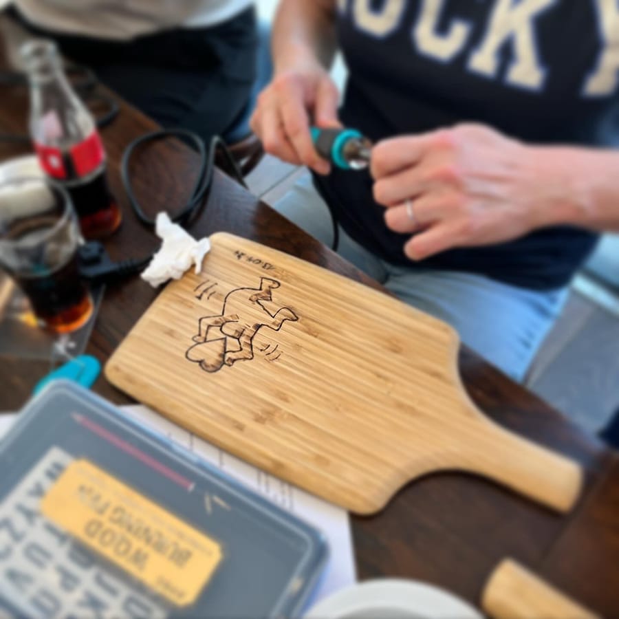 Extra foto van Zeefdruk of pyrografie tussen de bloemen