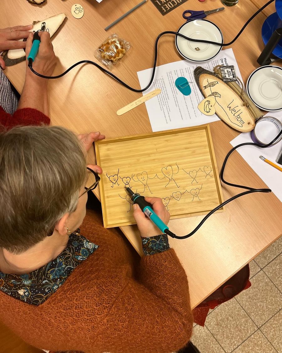 Extra foto van Zeefdruk of pyrografie tussen de bloemen