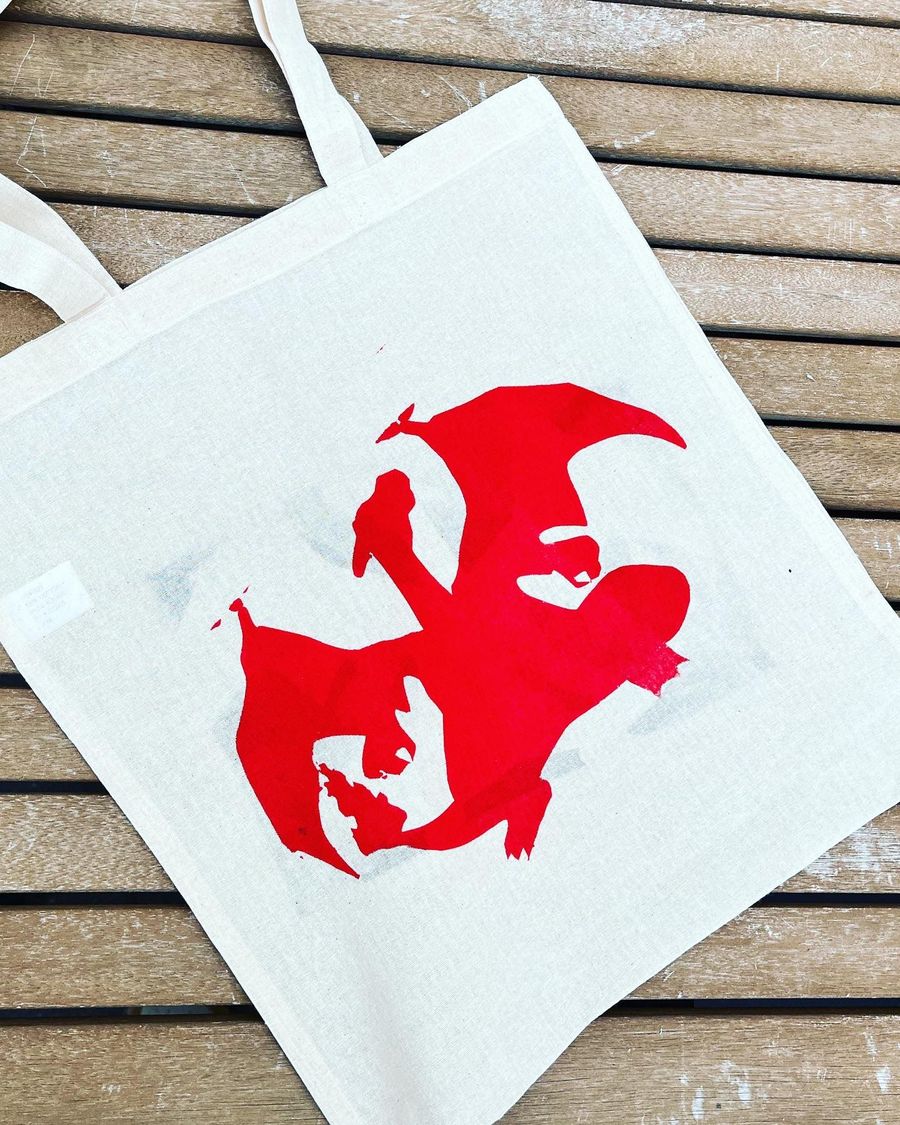 Extra foto van Zeefdruk of pyrografie tussen de bloemen